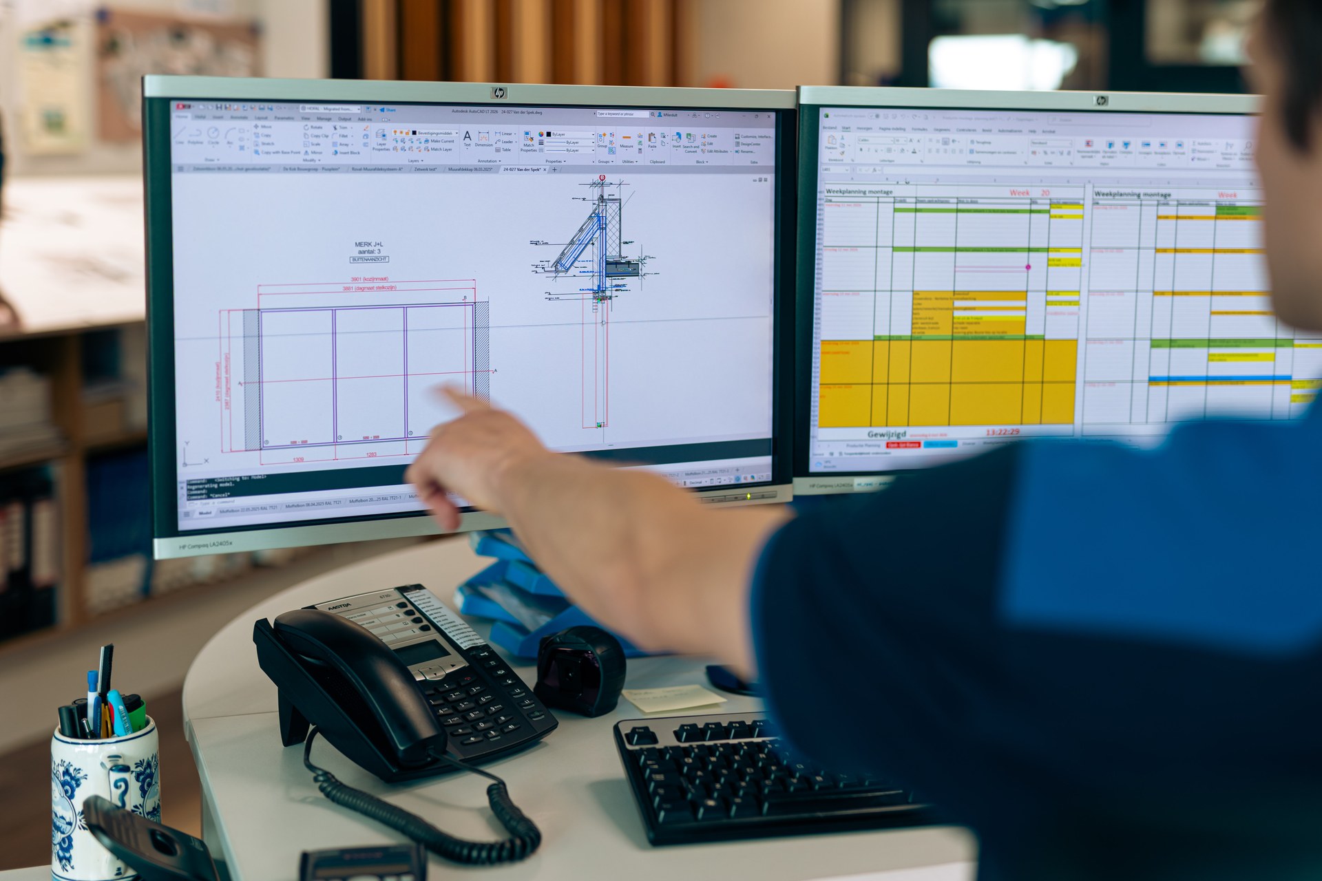 Medewerker werkt aan een technische tekening / engineering