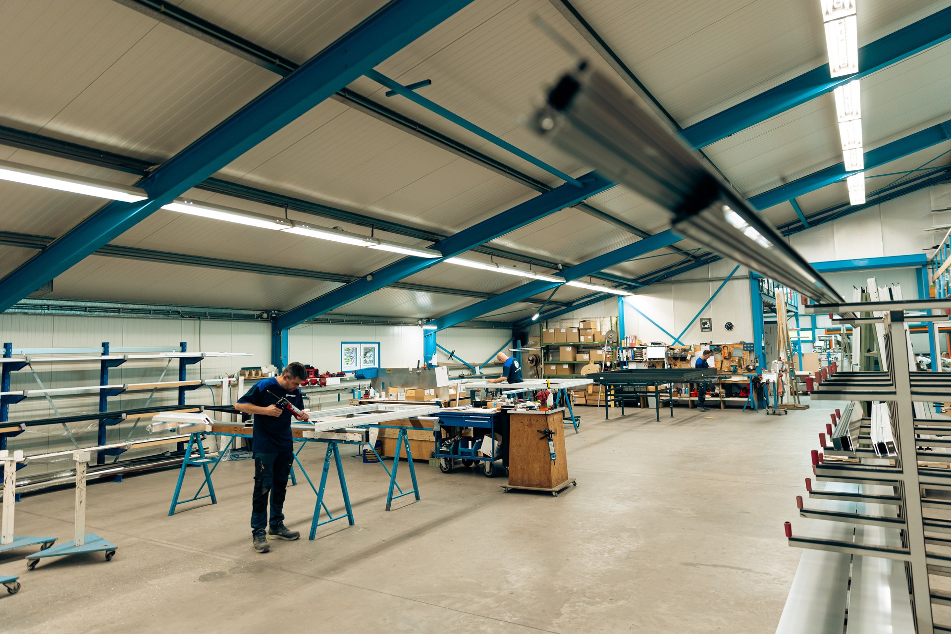 Aluminium kozijnen in productie in de eigen werkplaats van Van ’t Hof