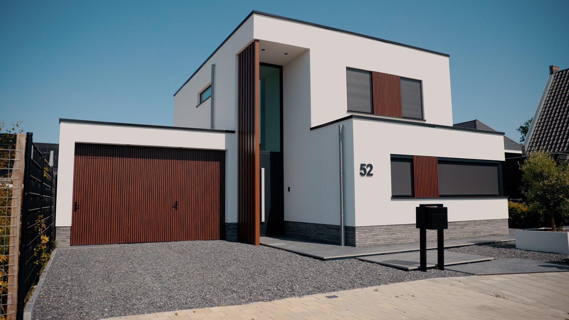 Moderne nieuwbouwwoning met aluminium kozijnen, ramen en deuren