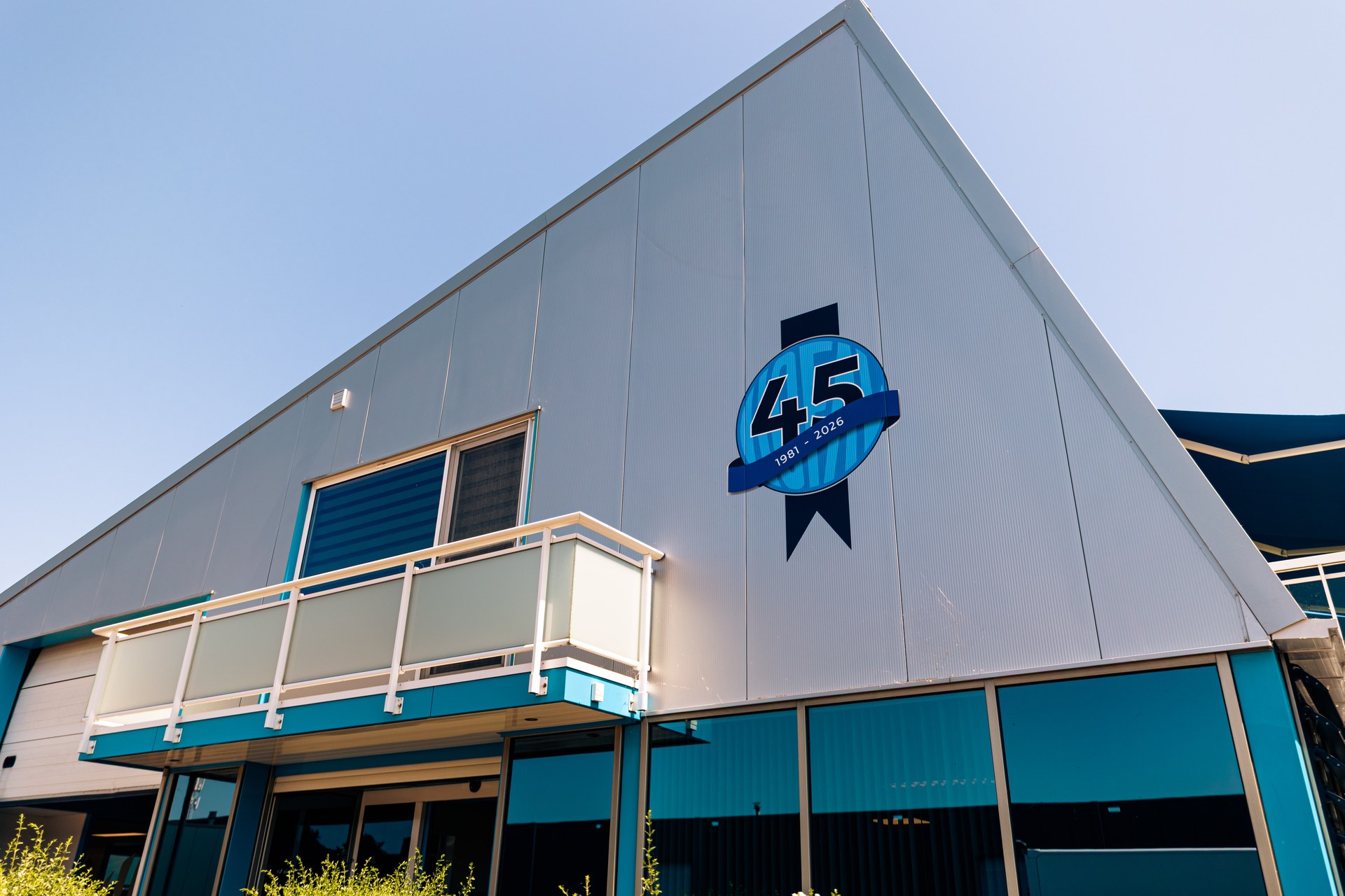 Bedrijfspand van Van ’t Hof Aluminium met 45-jaar jubileumlogo
