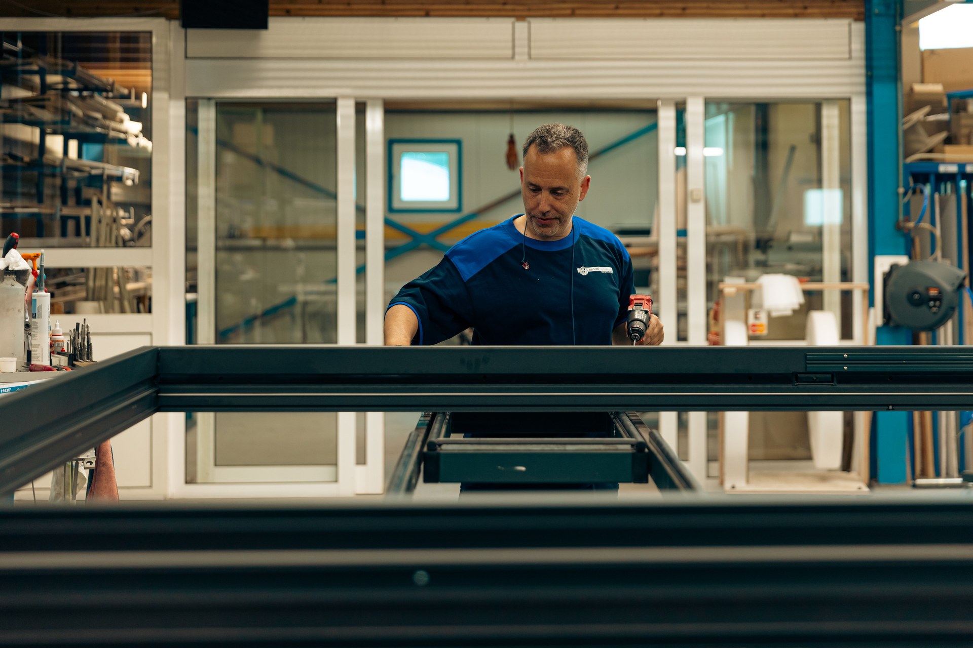 Vakman aan het werk aan een aluminium element in de werkplaats