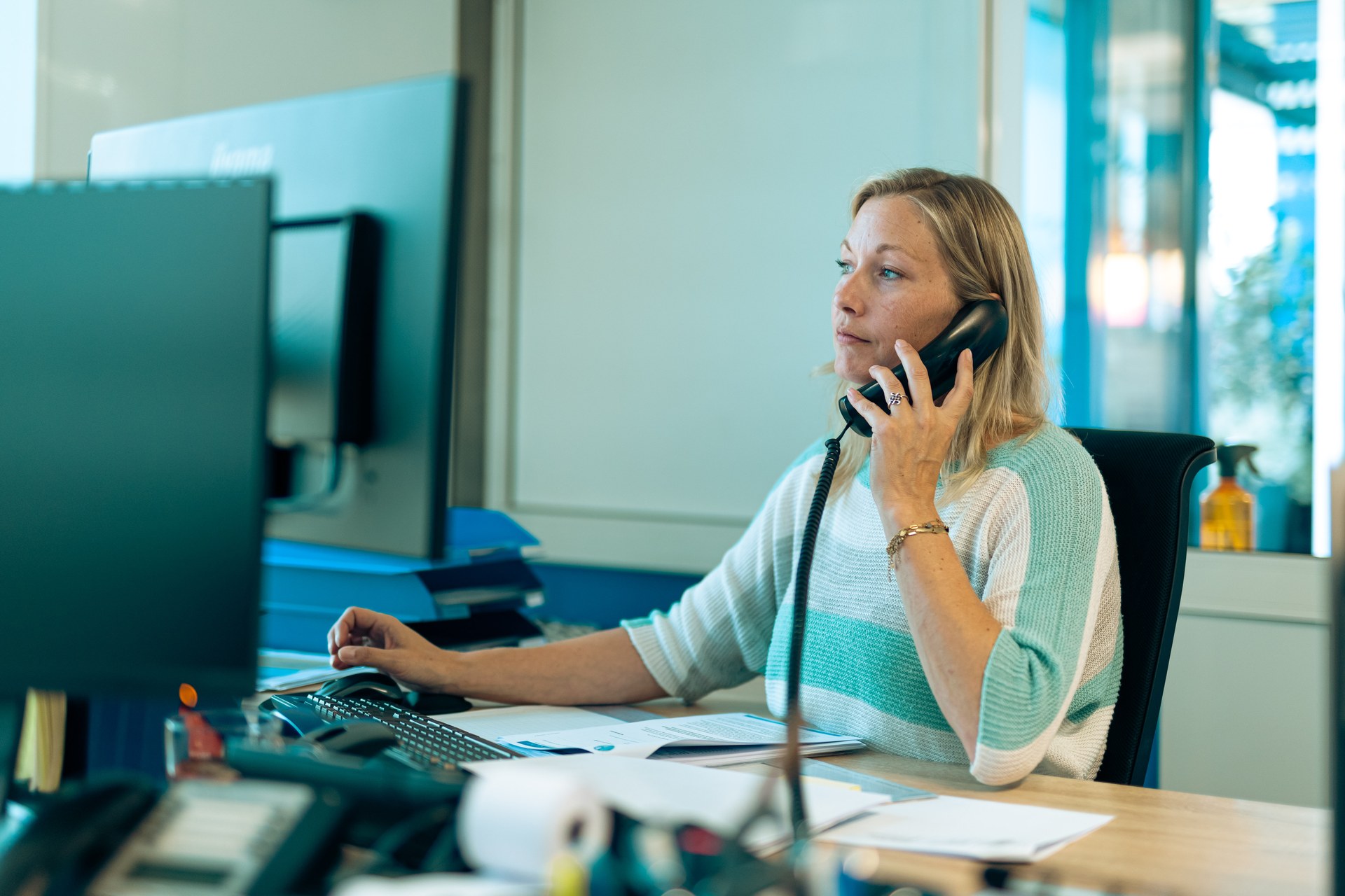 Medewerker van Van ’t Hof Aluminium aan de telefoon voor persoonlijke service