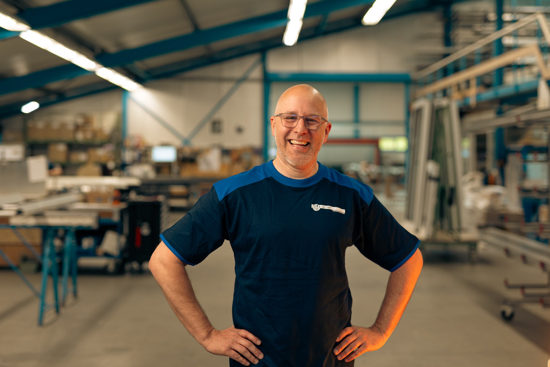 Vakman van Van ’t Hof Aluminium in de werkplaats